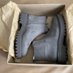 Madewell Chelsea Boots in Leather - Coastal Granite Size 9